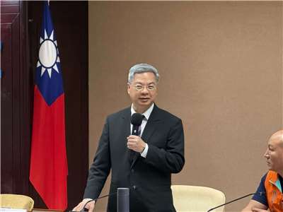 經濟部長龔明鑫與市場、夜市業者座談，並在會後表示，經業界反應塑膠袋內袋價格漲得最凶，因此經濟部塑膠袋平價專案將優先生產內袋。(謝佳興 攝)