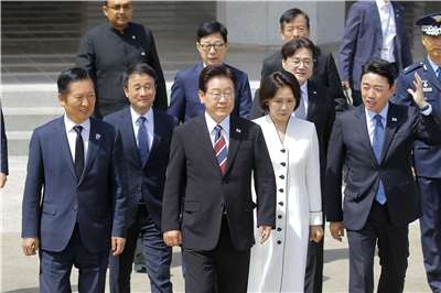 韓國總統李在明(前中)19日前往印度新德里進行為期6天的國是訪問。(AFP)