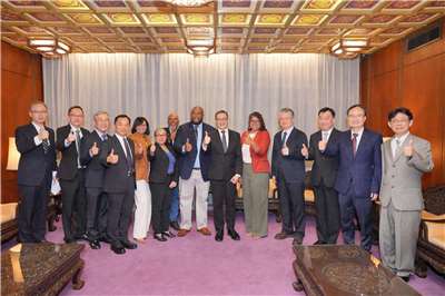 貝里斯教育部次長馬希雅(Dian Maheia，右五）及貝里斯大學校長巴拉席歐(Vincent Palacio，右七)等一行4人於12日至16日訪台，陳明祺（右六）代表部長林佳龍於13日午宴款待馬希雅訪團，表達政府的誠摯歡迎。(圖:外交部)