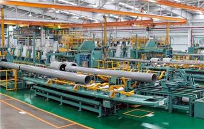 中東戰火讓荷莫茲海峽陷入封鎖，影響台塑集團生產PVC重要原料輕油的運輸，導致台塑罕見暫停4月PVC報價，引發亞洲PVC相關業者陷入緊張。圖為台塑旗下南亞塑膠的PVC管材生產線。(圖取自台塑集團官網)