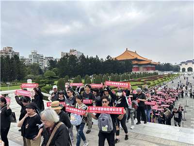 519行動組合及58個民間團體今天(5日)集結在中正紀念堂，發起「台灣不需要獨裁者紀念堂」行動，他們繞行堂體階梯，高喊「台灣不需要獨裁者紀念堂」。(趙婉淳 攝)