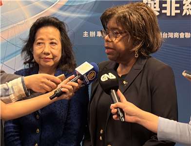 馬里蘭州務卿李鳳遷(Susan C. Lee，左)受訪時指出，馬里蘭州技術開發公司(TEDCO)已經宣布攜手台灣亞太投資開發協會(TAIIDA)，推動規模達5000萬美元的共同投資，聚焦AI、機器人、半導體與生物技術等領域合作。(蔡芃敏 攝)