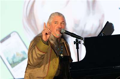 國際音樂家馬修•連恩參加「綠動永平•愛地球社區公益音樂會」。(永平高中提供)