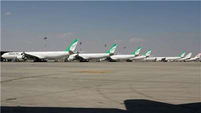 德黑蘭恢復商業航班，但美國隨即揚言制裁。圖為伊朗馬漢航空(Mahan Airlines)飛機停泊在伊瑪目何梅尼國際機場 (Imam Khomeini Airport)。(維基百科/GFDL 1.2)