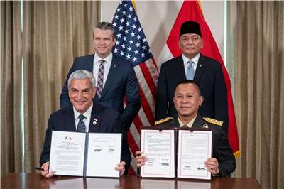 美國國防部長赫格塞斯(左上)與印尼國防部長夏弗里(右上)在五角大廈會面後，雙方宣布共同簽署一份諒解備忘錄文件，與印尼建立重要國防夥伴關係。(AP/達志影像)