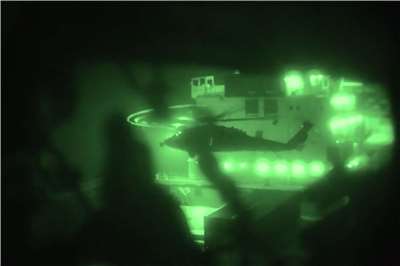 遭美軍扣押的伊朗籍貨輪圖斯卡號(Touska)，船上可能載有華府認定為可供軍方使用的軍民兩用物資。圖為當時美國海軍陸戰隊員登船截圖。