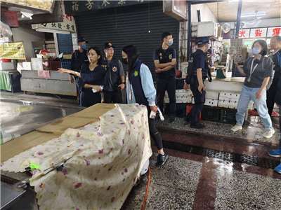 雄檢接獲衛生局通報某市場發生春捲疑似食物中毒案，立即指派檢察官會同衛生局到場調查 （高雄地檢署提供）