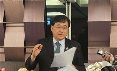 新光醫院副院長洪子仁1日表示，該院2年來已7度為護理人員加薪。(劉品希 攝)