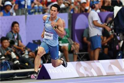 「台灣最速男」楊俊瀚(圖)19日在美國舉行的田徑邀請賽男子100公尺賽事，飆出追平全國紀錄的10秒11，達標名古屋亞運。圖為楊俊瀚征戰2024巴黎奧運男子200公尺預賽英姿。資料照片 (圖：中央社)