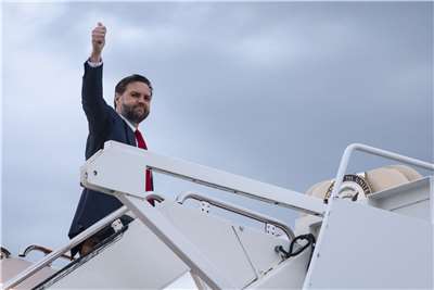 美國副總統范斯6日登上空軍二號，飛往匈牙利首都布達佩斯。 