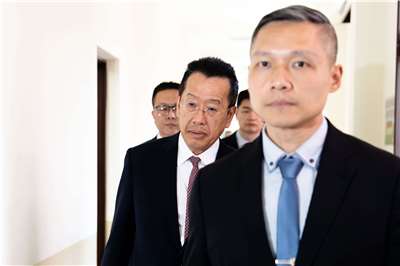 國防部20日再次針對「國防特別條例」至立法院進行機密專報，但多數國民黨籍國防立委皆未出席。對此國防部長顧立雄表示，還是會在努力與在野溝通。(楊仁翔 攝)