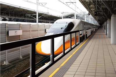 台灣高鐵公司正積極打造可同時停靠新舊列車的全新月台門。(高鐵提供的示意圖)