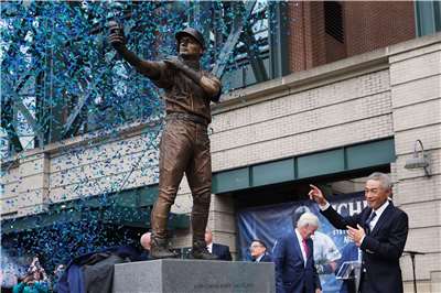 西雅圖水手隊10日為名人堂球星鈴木一朗舉行銅像揭幕儀式，銅像的球棒在揭幕瞬間斷裂，鈴木一朗幽默回應化解現場尷尬。