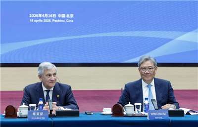 義大利副總理兼外長塔加尼(Antonio Tajani，左)16日出訪中國，與中國商務部長王文濤(右)舉行雙邊會晤。(翻攝Antonio Tajani臉書)