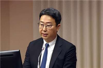 針對台中國際機場內的遊客服務中心比照一般公務機關早早打烊，交通部長陳世凱表示，將於5月上旬邀集地方政府協商，希望將服務的時間帶涵蓋所有國際旅客抵達的時間。(翻攝國會頻道)