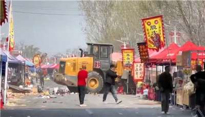 中國北京市房山區的一處傳統農村市集，29日上午有人駕駛大型推土機在市集內肆意衝撞，許多民眾閃避不及當場被撞倒。(翻攝X平台)