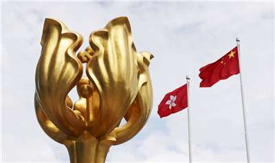 筆者表示一個好的特首，不應該是北京的「傳聲筒」，更不應該是為了博取中央歡心而進行「政治表演」的演員。圖為香港金紫荊廣場上矗立了大型紫荊花雕塑，是北京中央政府贈予香港的回歸紀念賀禮。