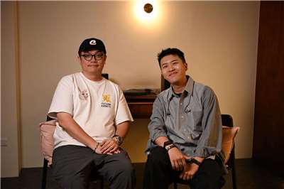 浪人祭策展人蕭達謙（左）與內克（右）之合照。