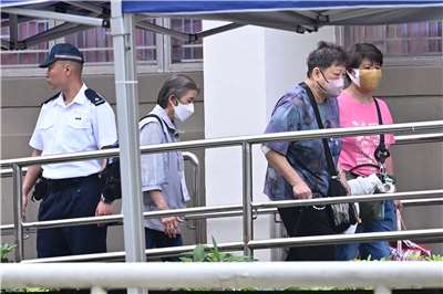 香港宏福苑大火受災戶20日返家收拾個人物品。