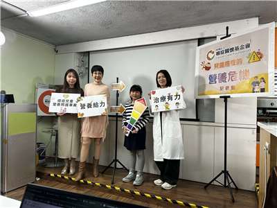 癌症關懷基金會2日揭露兒癌照護中的辛苦之處，圖為罹癌已康復10歲女童「三明治」(右二)告訴大家吃得營養很重要。(楊雨青攝)