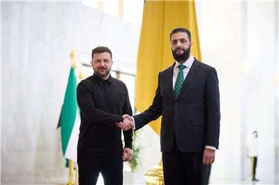 烏克蘭總統澤倫斯基(Volodymyr Zelensky)(左)在敘利亞首都大馬士革與敘利亞總統夏拉(Ahmed al-Sharaa)(右)舉行會談。(RT/達志影像)