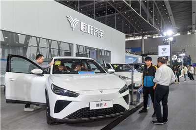 中國地方政府倒貼式招商，讓哪吒汽車3年虧841億元。圖為哪吒汽車資料照。(AFP)