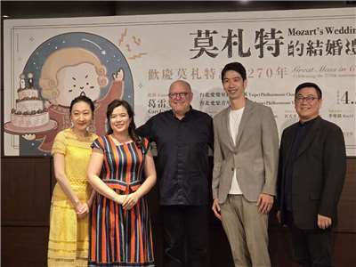 適逢莫札特誕生270週年，台北愛樂邀來北歐傳奇指揮葛雷登(Gary Graden)(中)來台客席指揮，偕同國內聲樂家與台北愛樂青年管弦樂團，一同演繹莫札特《C小調彌撒》。(江昭倫 攝)