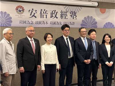 第一期「安倍政經塾」25日舉行開塾式，外交部次長陳明祺(右3)、陸委會主委邱垂正(右4)等人參加活動。(蔡芃敏 攝)