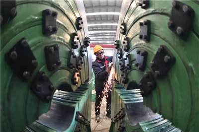 根據官方統計，中國3月失業率達5.4%。圖為山西省太原市一名工人在車間進行打磨作業，生產焊管機組設備。資料照片。（中央社∕中新社提供）