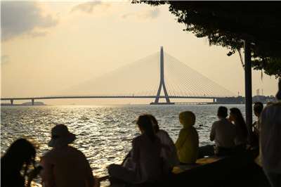 淡江大橋的建築方式，是基於保護「淡水落日」美景的初衷。(公路局及設研院提供)