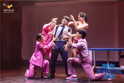 果陀劇場《我在詐騙公司上班》以電信詐騙、投資騙局、宗教話術等社會亂象為題材，透過高節奏歌舞與辛辣諷刺，讓觀眾在爆笑中反思現實世界。(果陀劇場提供)