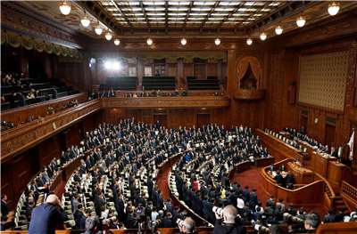 日本提出「國家情報局」設置法案，23日在眾議院會議獲多數朝野議員起立表示支持贊成通過，並送交參議院審議。(AFP)