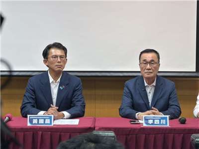 新北市長選戰「藍白合」，28日下午公布民調結果，由國民黨新北市長參選人李四川(右)勝出民眾黨參選人黃國昌(左)。(鄭佑漢 攝)