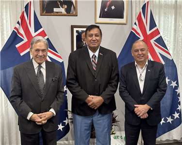 紐西蘭外交部長皮特斯(Winston Peters)(左)與庫克群島總理布朗(Mark Brown)(右)雙方2日在拉洛頓加島(Rarotonga)會面並簽署防衛協議協議。(X平台/@NewZealandMFA)