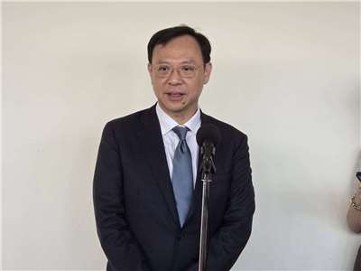 衛福部長石崇良23日受訪澄清：食藥署從未逐顆檢驗馬鈴薯，而是抽驗，如發現龍葵鹼超標將整批退運或銷毀。(江昭倫 攝)