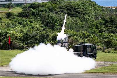 國防部計畫持續籌獲各型飛彈系統以打造「台灣之盾」，學者認為雖然中東衝突印證飛彈防空系統無法達到完全防禦，但「萬事莫如防空急」，以飛彈建構防空網的方向仍是正確。圖為陸射劍二飛彈。(楊仁翔 攝)