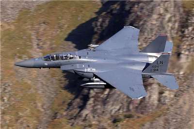 美國2月28日聯手以色列對伊朗發動戰爭至今，已知遭摧毀的載人軍機數量達到7架。圖為F-15E攻擊鷹式戰鬥機。(圖：維基百科)