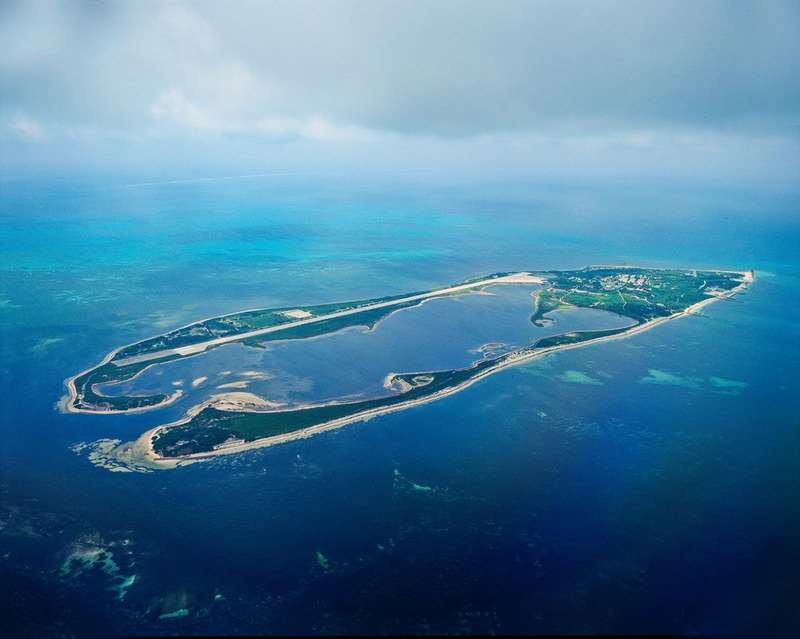 立法院內政委員會預計7月9日前往東沙島，考察「海洋委員會業務及海巡署東沙島駐防狀況暨內政部國家公園署東沙島保育經營成果」。圖為空拍東沙島。(水利局提供)