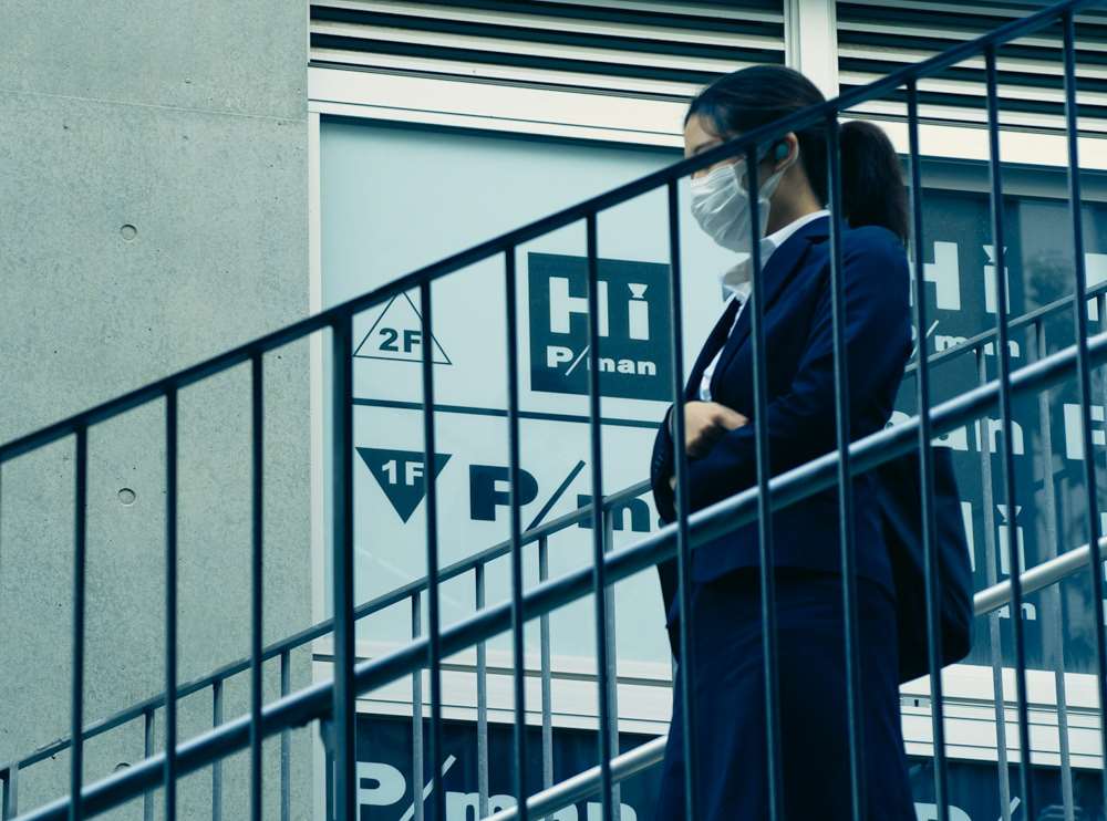 有意重返職場的女性仍面臨年齡歧視、工時難兼顧家庭及薪資偏低等挑戰。(圖：ayumi kubo/Unsplash)