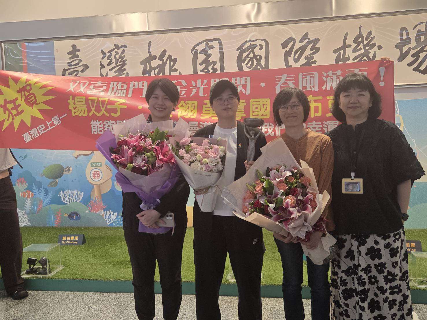 楊双子(左二)摘國際布克獎光榮返台。左二為老婆賴庭荷、右一文化部次長李靜慧、右二為春山出版總編輯莊瑞琳。(江昭倫 攝)