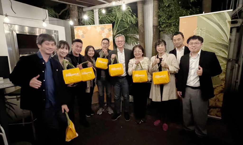 紐西蘭台僑20日於奧克蘭舉辦推廣台灣「芒果鳳梨」（台農23號）晚宴；駐奧克蘭辦事處長陳詠韶（右4）表示，台灣素有「水果王國」美譽，除了天然氣候條件，更仰賴極高農業科技與品種研發能力。（駐奧克蘭辦事處提供）