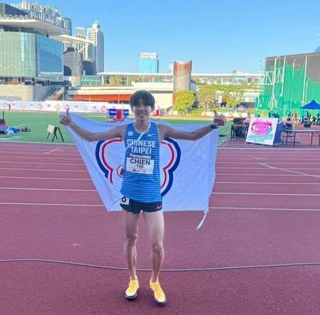 在香港舉行的亞洲U20田徑錦標賽28日正式登場，台灣長跑新星簡子傑（圖）在男子3000公尺項目勇奪銀牌，不僅刷新個人生涯最佳成績，更幫助台灣隊在賽事首日就進帳獎牌。 （中華田協提供）