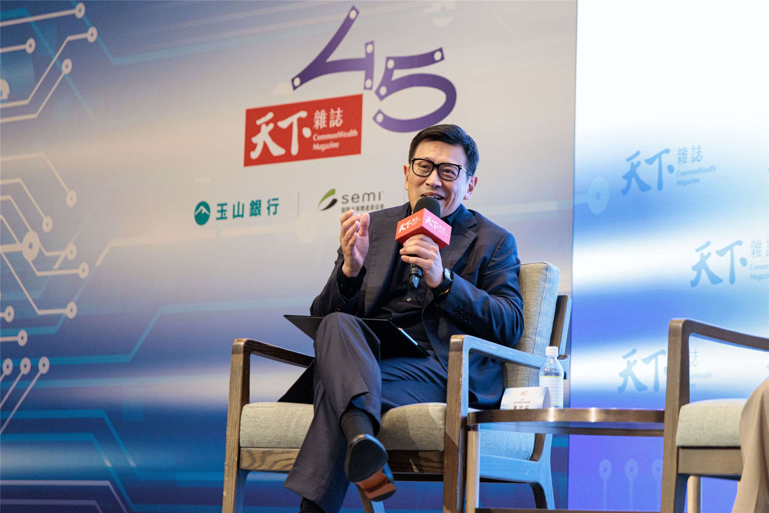 SEMI全球行銷長暨台灣區總裁曹世綸表示，AI投資正掀起新一波「淘金潮」，台灣憑藉硬體製造與半導體優勢，在全球供應鏈中占據關鍵地位，成為AI浪潮下重要受惠者。(天下雜誌提供)