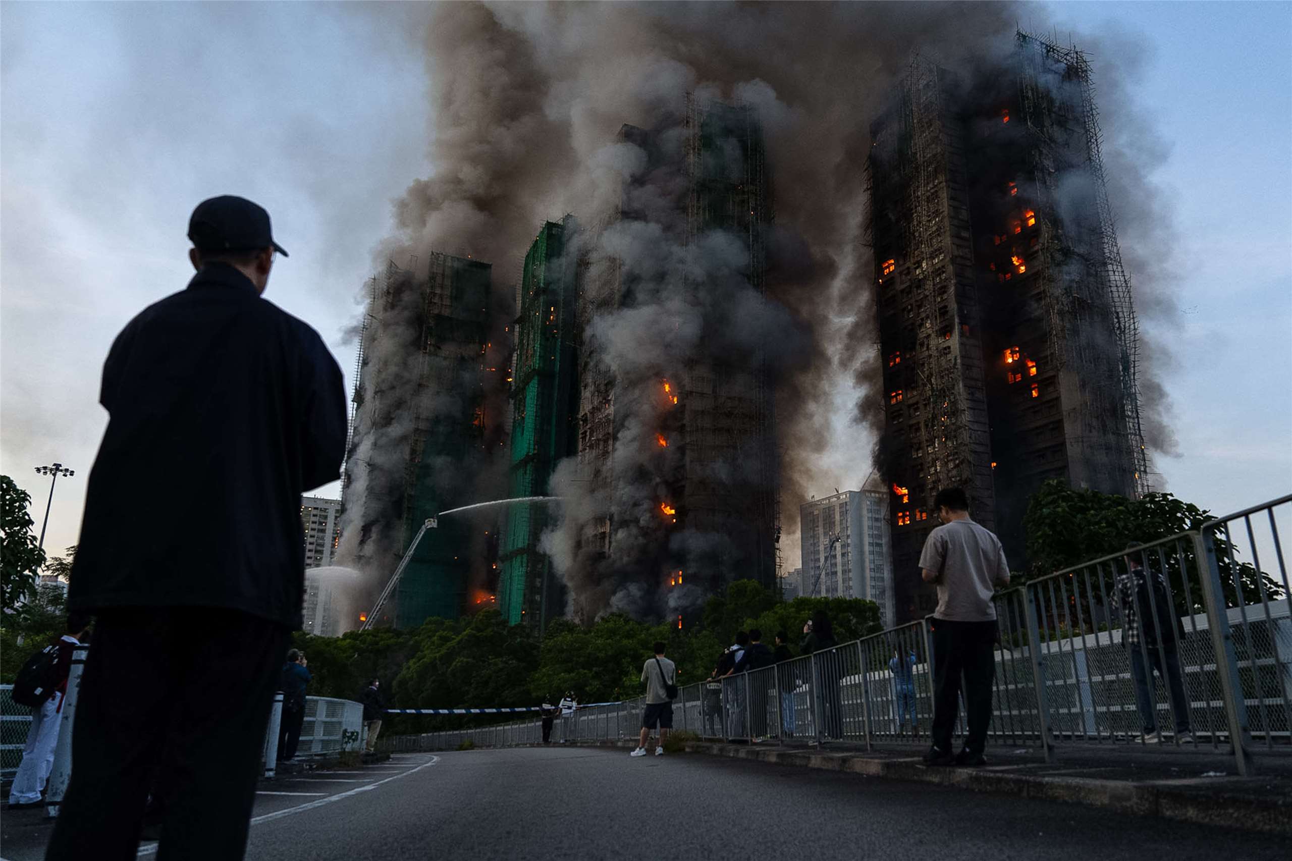 香港新界大埔宏福苑社區去年11月發生嚴重大火，波及七棟住宅大樓，導致168人死亡。(美聯社/達志影像)