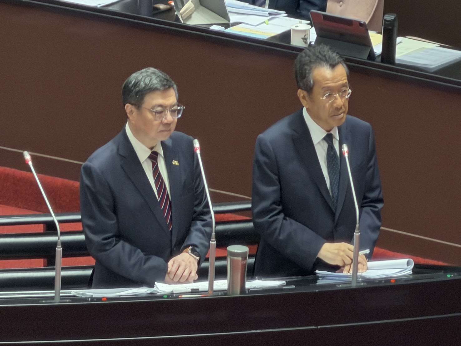 行政院長卓榮泰(左)及國防部長顧立雄(右)20日赴立法院備詢。(鄭佑漢 攝)