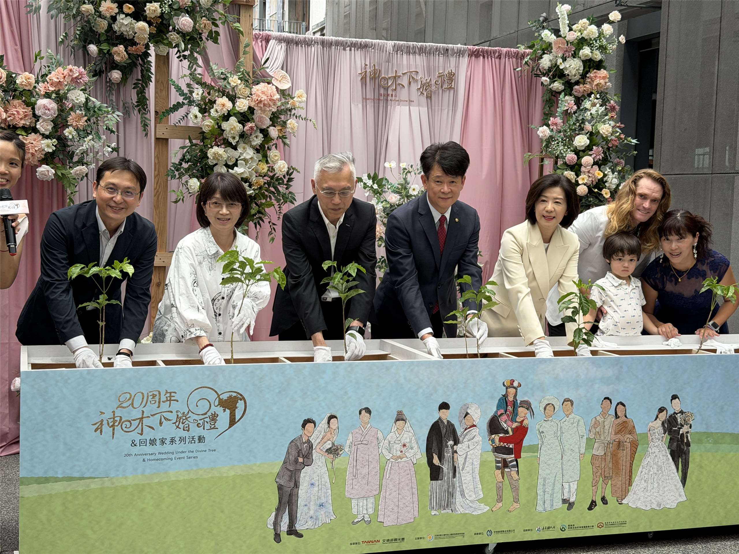 觀光署副署長黃勢芳(中)19日率領阿管處長龔峰祥(左)攜手林鐵處長王昭堡(中左)及立委王育敏(中右)，和在神木下完婚的異國夫妻及其愛的結晶，一起種下愛的樹苗，象徵「2026神木下婚禮20周年暨回娘家」系列活動正式啟動。(吳琍君 攝)