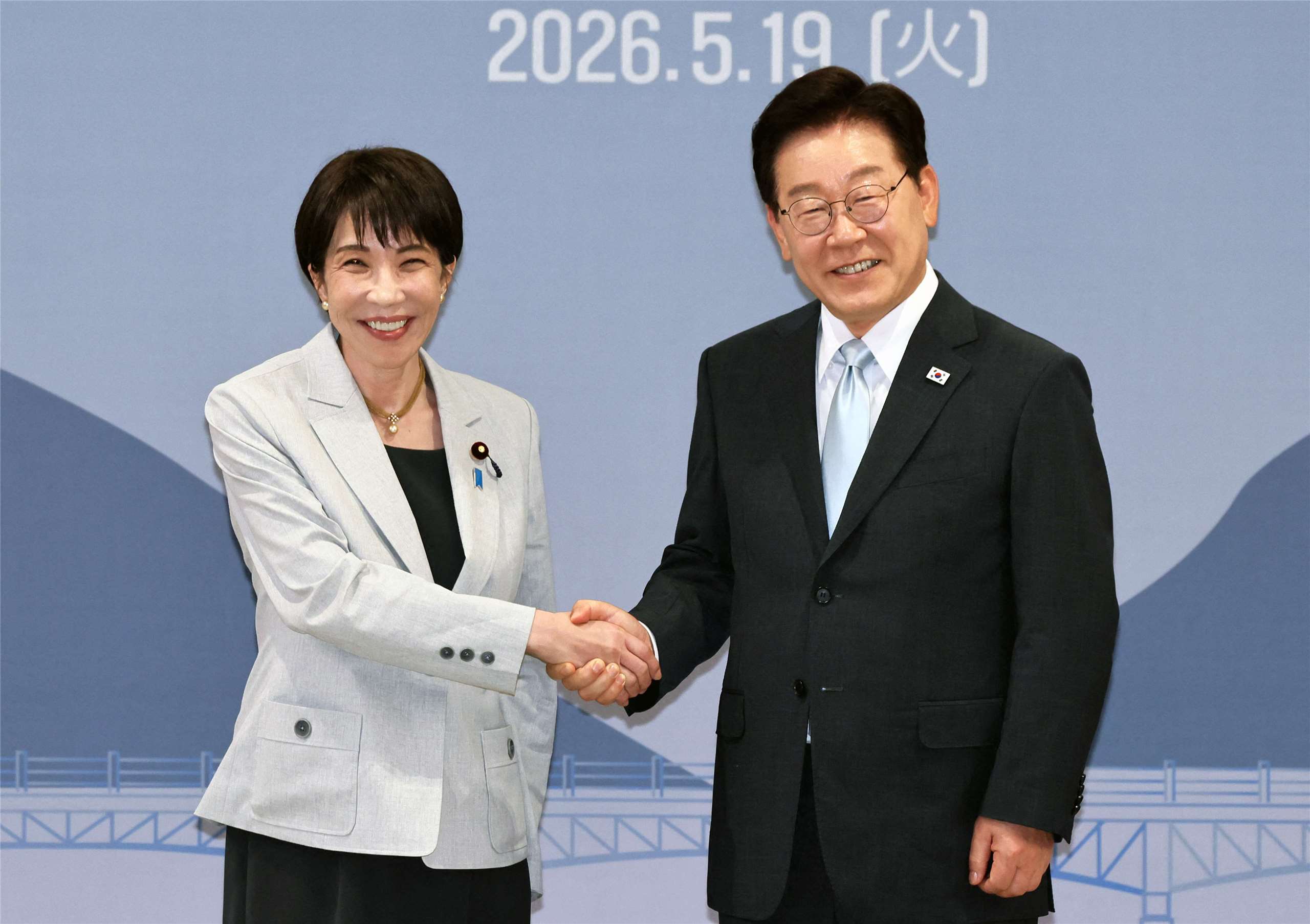 日本首相高市早苗(左)19日訪韓。韓國總統李在明(右)強調韓美日、韓中日合作對區域和平的重要性。(AFP)