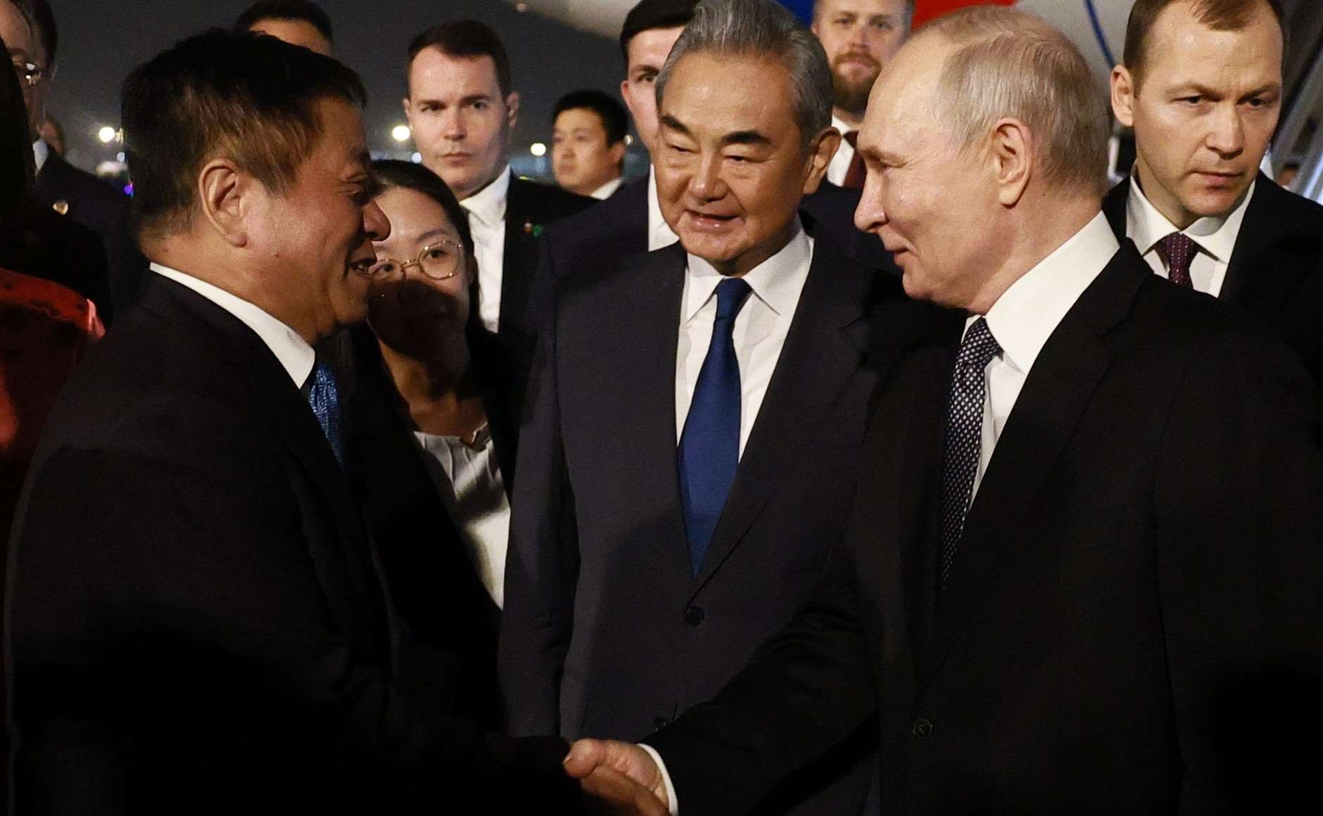 俄羅斯總統普丁(Vladimir Putin)19日晚間抵達北京，中國外交部長王毅接機。(圖:克宮)