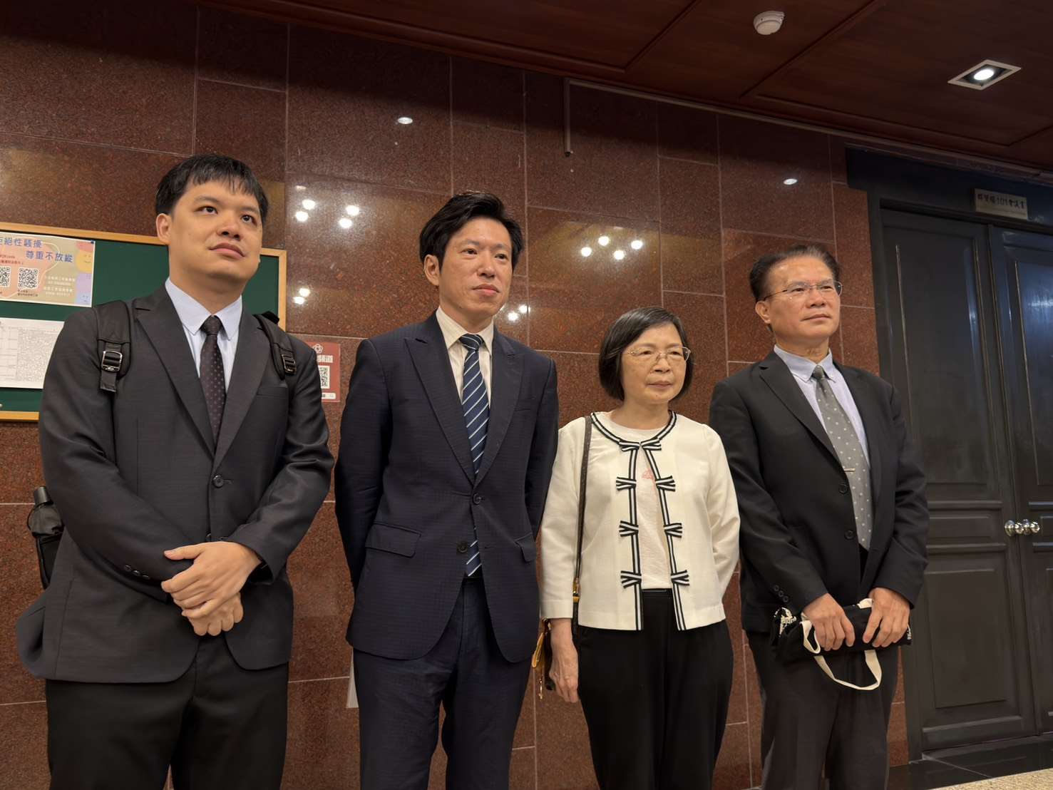 行政院秘書長張惇涵(左2)29日偕同中選會被提名人沈淑妃(右2)、黃謀信(右)及蔡維哲(左1)赴立法院拜會朝野黨團。(鄭佑漢 攝)