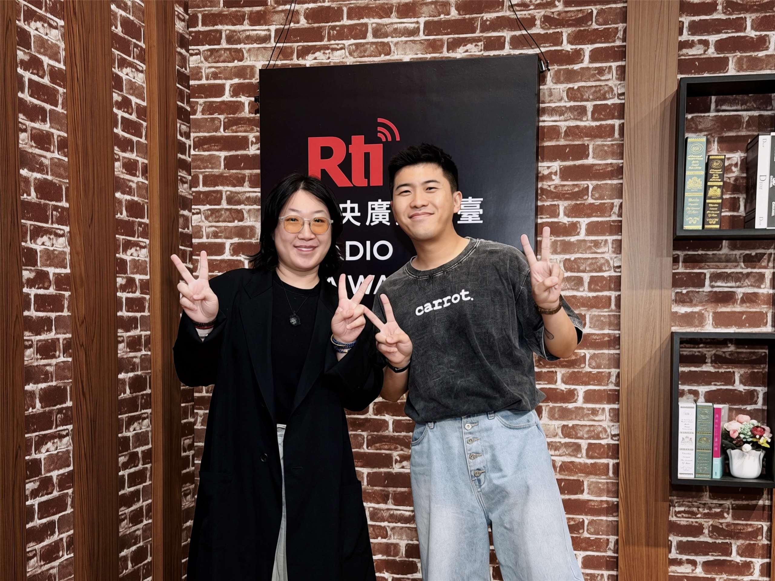 Two Two（右）與主持人內克（左）合照。